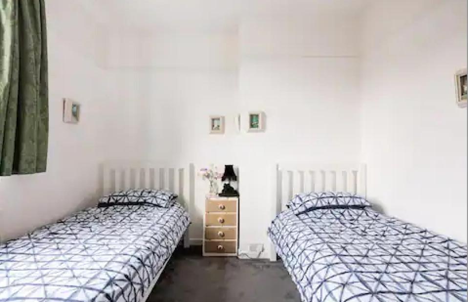 Lovely Three Bedroomed House, Parking 2 Cars لندن المظهر الخارجي الصورة